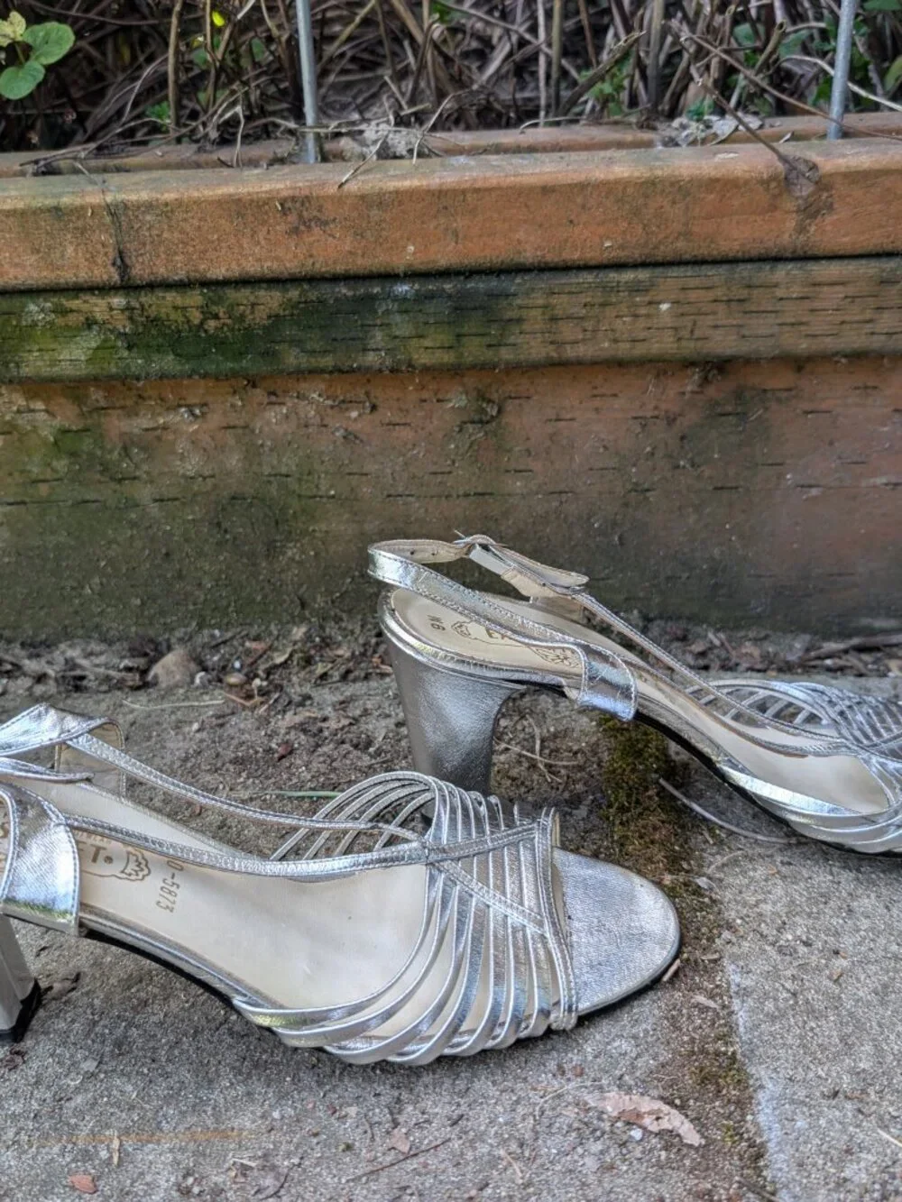 Made in Italy vintage Easy Street strappy slingback silver heels size 9 - Picture 2 of 5